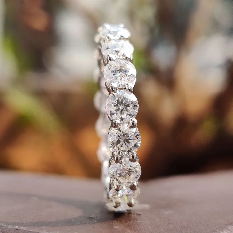 Eternity Ring Round - Scallop Pave Set Moissanite