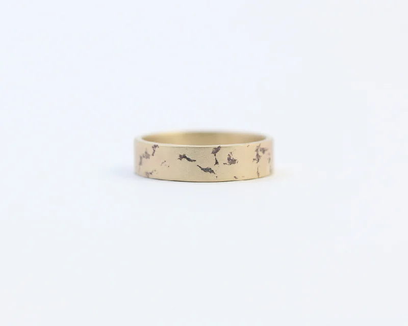 Distressed Ring in Yellow Gold - Medium